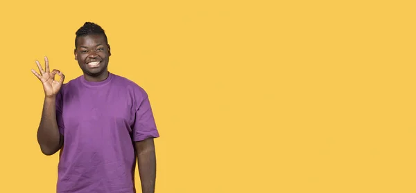 Ben Orde Vrolijke Zwarte Man Paarse Shirt Gesturing Sign Glimlachend — Stockfoto