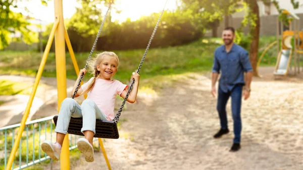 Aile Günü Mutlu Kız Salıncaklarda Sallanıyor Babasıyla Dışarıda Parkta Parkta — Stok fotoğraf