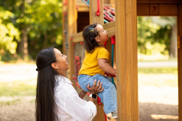 Oyun Bahçesi Eğlencesi Japon Anne Küçük Kızının Dışarıdaki Eğlence Parkında — Stok fotoğraf