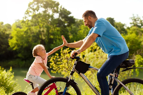 Отец Дочь Дают Пять Время Езды Велосипеде Солнечном Парке Наслаждайтесь — стоковое фото