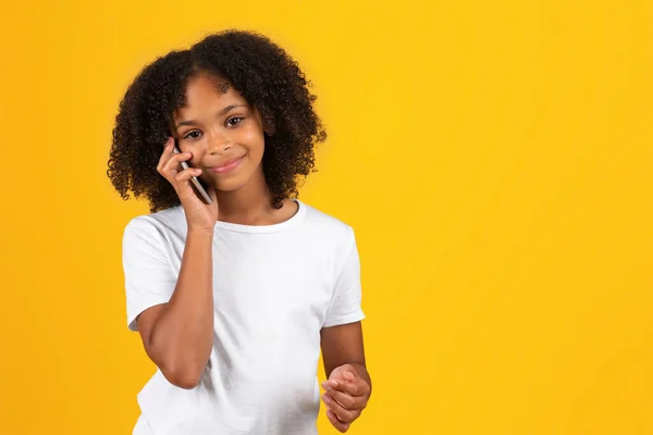 Beyaz Tişörtlü Mutlu Siyah Kız Öğrenci Telefonla Arıyor Sarı Arka — Stok fotoğraf