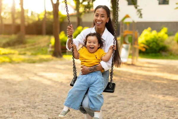 Oyun Parkı Joy Asyalı Anne Bebek Kız Salıncakta Sallanıyor Eğlence — Stok fotoğraf