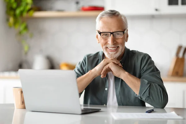 Freiberufliche Tätigkeit Alter Glücklicher Älterer Mann Der Mit Laptop Schreibtisch — Stockfoto