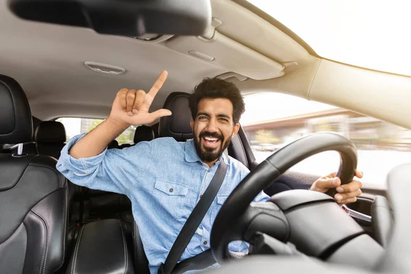 Bonito Jovem Motorista Indiano Feliz Indo Férias Verão Carro Ouvindo — Fotografia de Stock