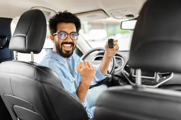 Joyeux Homme Arabe Tenant Clé Auto Acheter Une Voiture Neuve — Photo