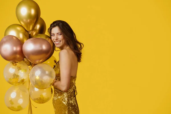 Opgewonden Mooie Dame Met Veel Opblaasbare Ballonnen Glimlachend Naar Camera — Stockfoto