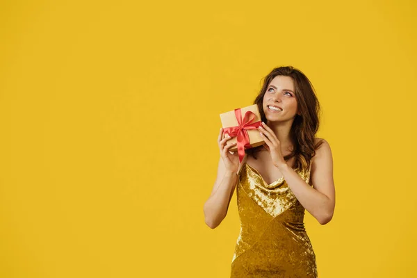 Zarif Altın Rengi Elbisesi Olan Mutlu Bir Bayan Hediye Paketi — Stok fotoğraf