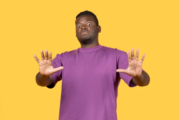 Geschokt Jonge Afro Amerikaanse Man Maken Stop Gebaar Met Handen — Stockfoto
