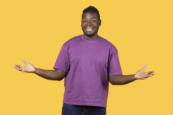 Szczęśliwy Afroamerykanin Mówiący Patrząc Aparat Stojący Fioletowej Koszulce Żółtym Tle — Zdjęcie stockowe
