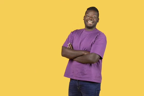 兴高采烈的非洲裔美国人手牵着手 笑着表达积极的情感 自信地站在黄色的背景下 快乐自信的黑人的工作室 — 图库照片