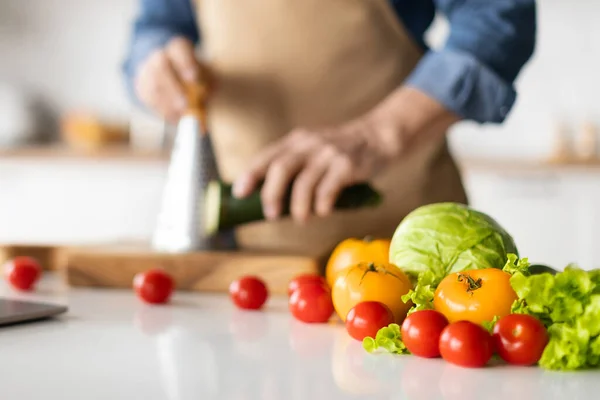 Önlükteki Tanınmayan Adam Mutfakta Sebze Yemeği Erkek Aşçının Izgara Kabağı — Stok fotoğraf