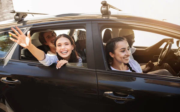 Vrolijke Multiculturele Groep Van Millennials Samen Reizen Zitten Auto Glimlachen — Stockfoto