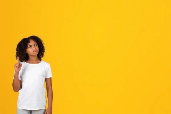 Kluges Nachdenkliches Ernstes Schwarzes Teenager Mädchen Weißen Shirt Zeigt Mit — Stockfoto