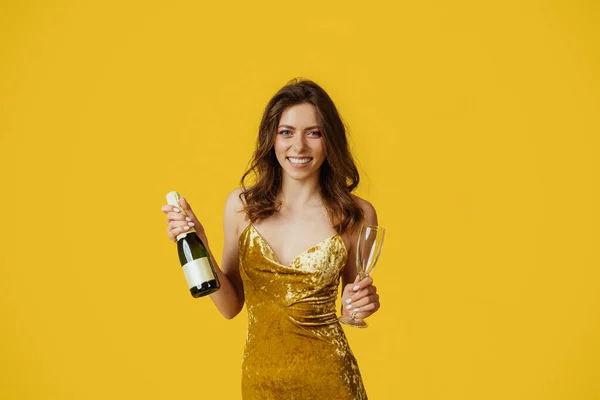 Wesoła Pani Sukience Świętująca Specjalną Okazję Butelką Szampana Szkła Żółtym — Zdjęcie stockowe