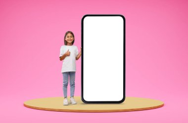 Kocaman, boş, akıllı bir telefonun yanında duran, gülümseyen, Orta Doğulu, yeni mobil uygulama öneren, pembe arka planda posijng, model...