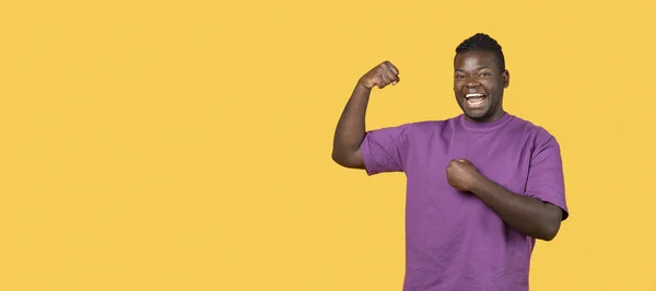 Sterkte Overwinning Joyful Black Guy Toont Biceps Spieren Hand Gebaren — Stockfoto