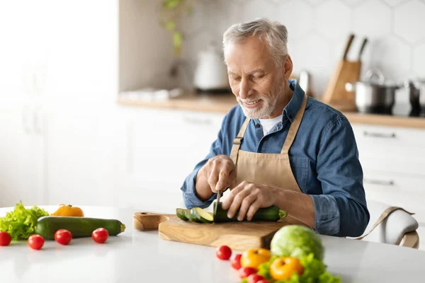 Glimlachende Oudere Man Schort Die Groentemeel Kookt Keuken Gelukkige Oudere — Stockfoto