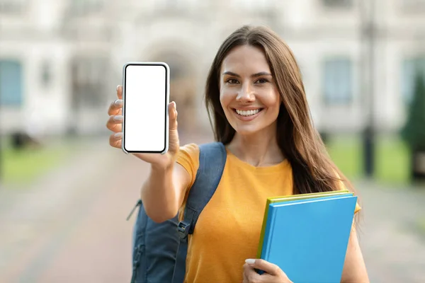 Anúncio Educacional Sorrindo Jovem Estudante Sexo Feminino Demonstrando Tela Smartphone — Fotografia de Stock