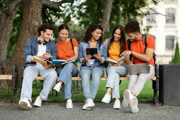 Grupo Estudantes Multiétnicos Estudam Juntos Livre Campus Universitário Jovens Amigos — Fotografia de Stock