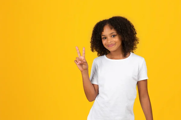 Весела Афроамериканська Дівчина Підліток Білій Футболці Показує Знак Миру Рукою — стокове фото