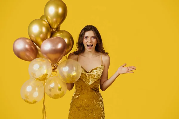 Tevreden Emotionele Vrouw Met Ballonnen Kijkend Naar Camera Met Opwinding — Stockfoto