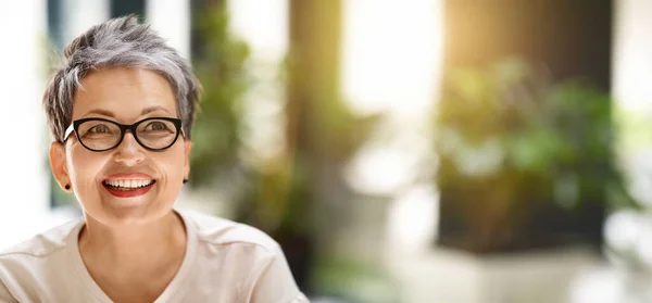 Portrait Happy Middle Aged Beautiful Short Haired Woman Wearing Eyeglasses — Stock Photo, Image