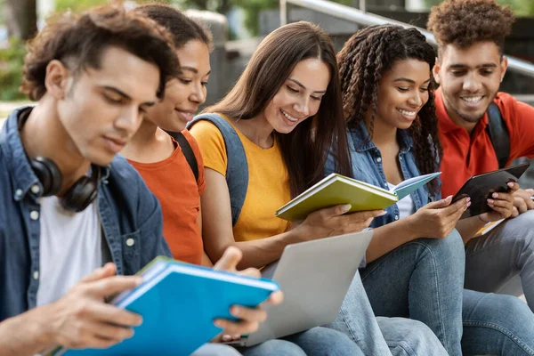 Grupo Jovens Multiétnicos Estudam Juntos Livre Cinco Alunos Lendo Livros — Fotografia de Stock
