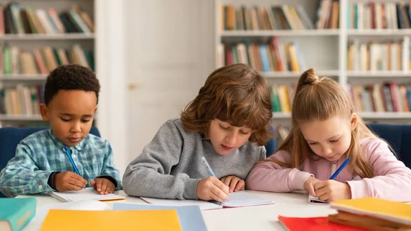 Écoliers Multiraciaux Attentifs Garçons Filles Qui Écrivent Font Leurs Devoirs — Photo