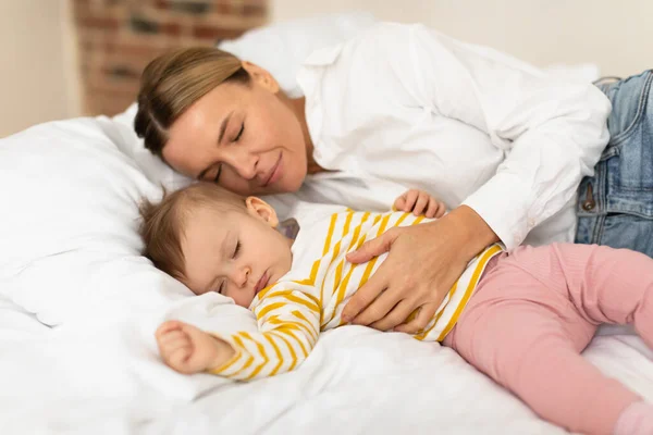 Young Woman Napping Bed Her Infant Child Girl Loving Mother — Stock Photo, Image