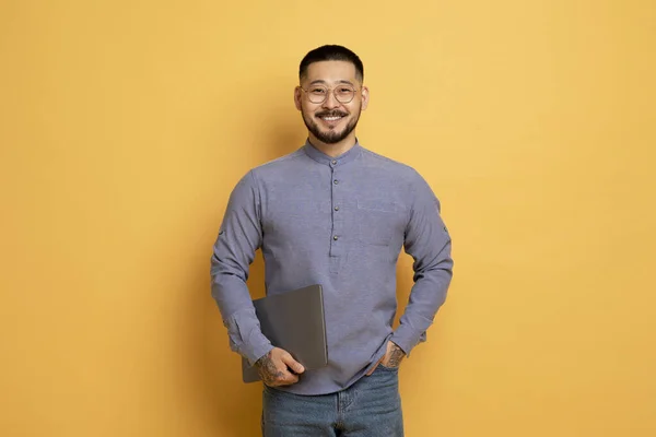 Bonito Jovem Asiático Homem Com Computador Laptop Mão Posando Sobre — Fotografia de Stock