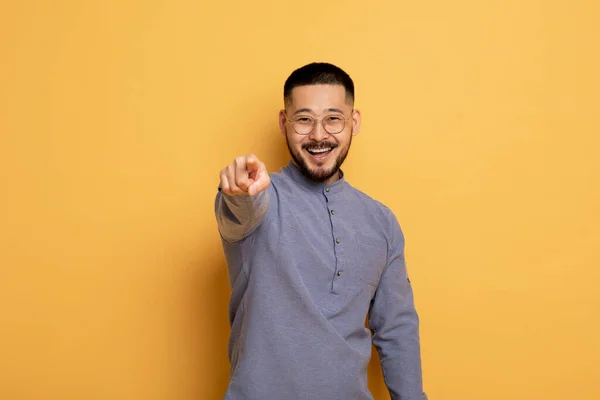 Retrato Jovem Asiático Homem Apontando Dedo Indicador Para Câmera Alegre — Fotografia de Stock