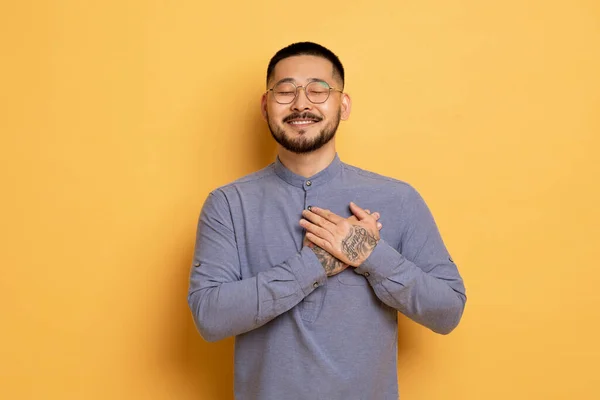 Conceito Gratidão Grato Jovem Asiático Homem Mantendo Ambas Palmas Peito — Fotografia de Stock