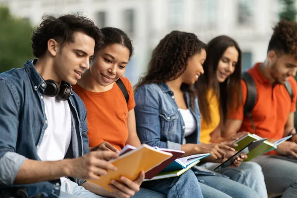 Grupo Estudantes Multiétnicos Com Livros Estudar Juntos Livre Sorrindo Jovens — Fotografia de Stock