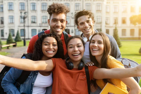 Estudiantes Multiculturales Alegre Posando Juntos Haciendo Selfie Campus Universitario Aire —  Fotos de Stock