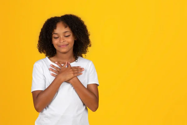 Усміхнена Афроамериканська Дівчина Підліток Білій Футболці Кладе Руки Груди Закритими — стокове фото