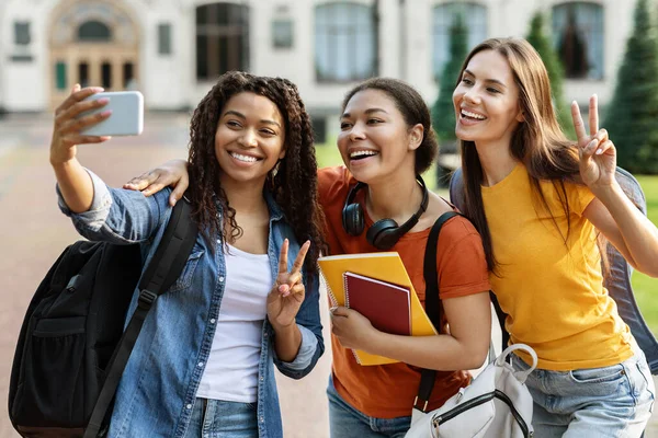 Três Estudantes Sexo Feminino Multiétnico Falando Selfie Smartphone Livre Grupo — Fotografia de Stock