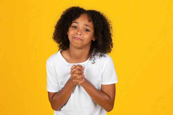 Підліткова Афроамериканська Дівчина Білій Футболці Благає Знаком Руки Ізольована Помаранчевому — стокове фото