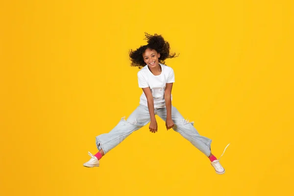 Beyaz Tişörtlü Mutlu Afro Amerikalı Kız Havada Donuyor Eğleniyor Turuncu — Stok fotoğraf