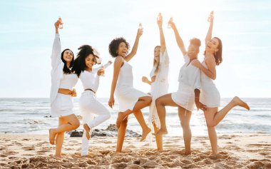 Parti kutlaması. Çok ırklı kadınlar şampanya içiyor, takılıyorlar, gün batımında sahilde bekarlığa veda partisini kutluyorlar.