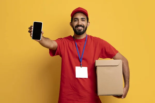 Gülen Hintli Kurye Boş Ekranlı Akıllı Telefon Gösteriyor Elinde Karton — Stok fotoğraf
