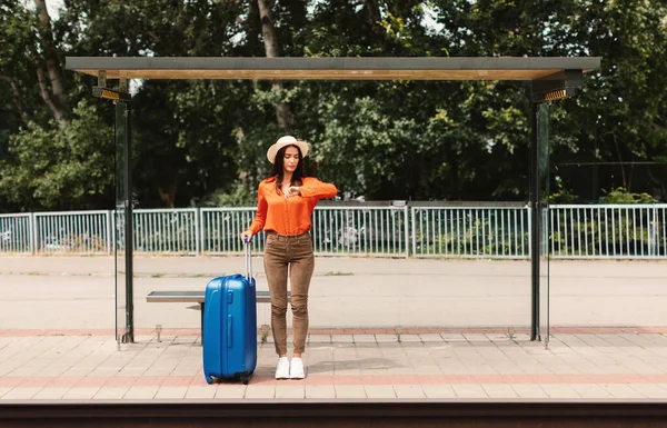 Travel Delays Worried Passenger Woman Suitcase Luggage Looking Watch Waiting — Stock Photo, Image