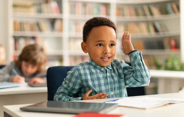 Niño Negro Inteligente Levantando Mano Para Responder Una Pregunta Durante —  Fotos de Stock