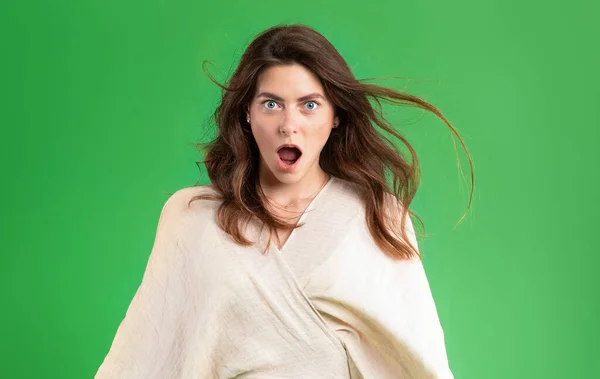 Zszokowana Podekscytowana Europejką Millenium Kobieta Otwartymi Ustami Odizolowana Zielonym Tle — Zdjęcie stockowe