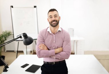 İş yerinde göğsünde çapraz kollar olan, kendinden emin, olgun bir beyaz erkek menajer, öğretmen, iş adamı. İş, iş, yaşam tarzı ve öğrenim, patron.