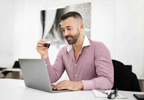 Tişörtlü Mutlu Beyaz Olgun Bir Adam Laptopuyla Masaya Oturur Kahve — Stok fotoğraf