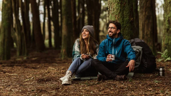 Smiling Young Caucasian Couple Jackets Sits Forest Drinking Cups Tea — Stock Photo, Image