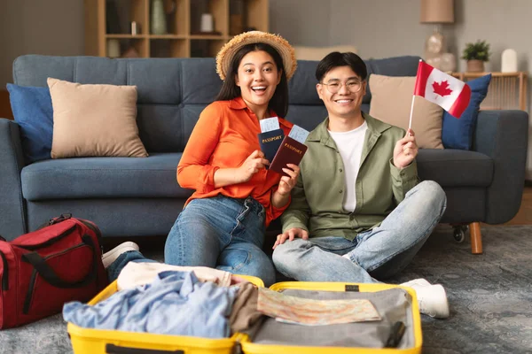 Emocionada Pareja Joven Asiática Posando Con Bandera Canadá Empacando Una — Foto de Stock