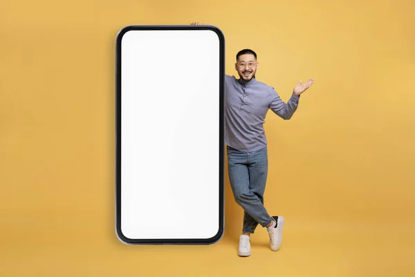 Mobile Anzeige Lächelnder Asiatischer Mann Präsentiert Großes Smartphone Mit Leerem — Stockfoto