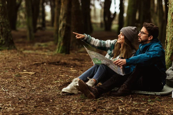 Positive Young Caucasian Couple Jackets Forest Enjoy Journey Points Finger — Stock Photo, Image