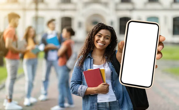 Anúncio Educacional Sorrindo Preto Feminino Estudante Segurando Big Blank Smartphone — Fotografia de Stock
